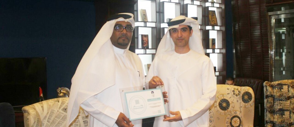 أول طاولات وقفية في العالم تحصل على علامة دبي للوقف تم تخصيصها لدعم القراءة لدى الأيتام ضمن مبادرة محمد بن راشد العالمية للوقف